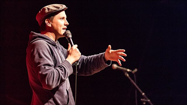 Aufnahme von Sebastian 23 (Sebastian Rabsahl) bei einem Poetry Slam in Kiel in 2016.