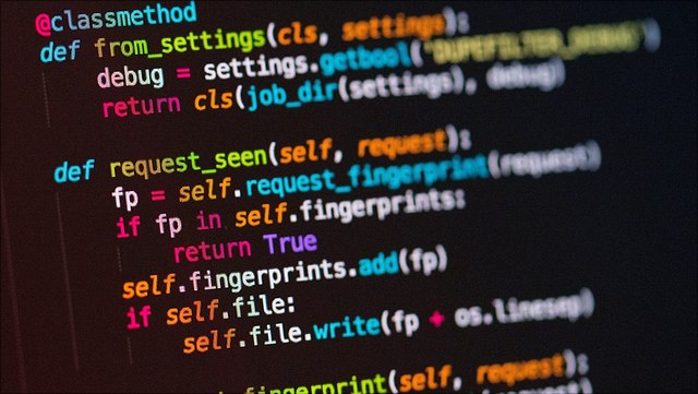 Quellcode in der Programmiersprache Python; bunte Schriftzeichen auf schwarzem Grund