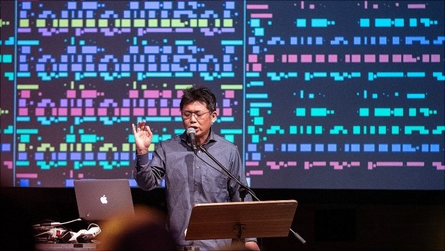 Tomomi Adachi performt “Voices from AI” bei der Ars Electronica Festival, 2019