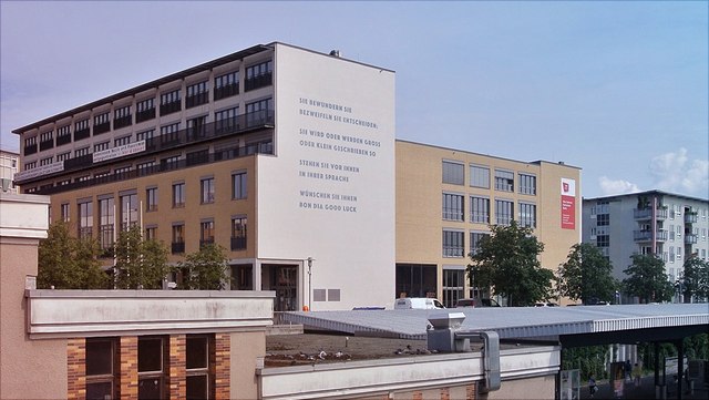 Ansicht der Südfassade der Alice Salomon Hochschule in Berlin-Hellersdorf mit dem titellosen Gedicht von Barbara Köhler, das sich dort seit 2018 befindet.